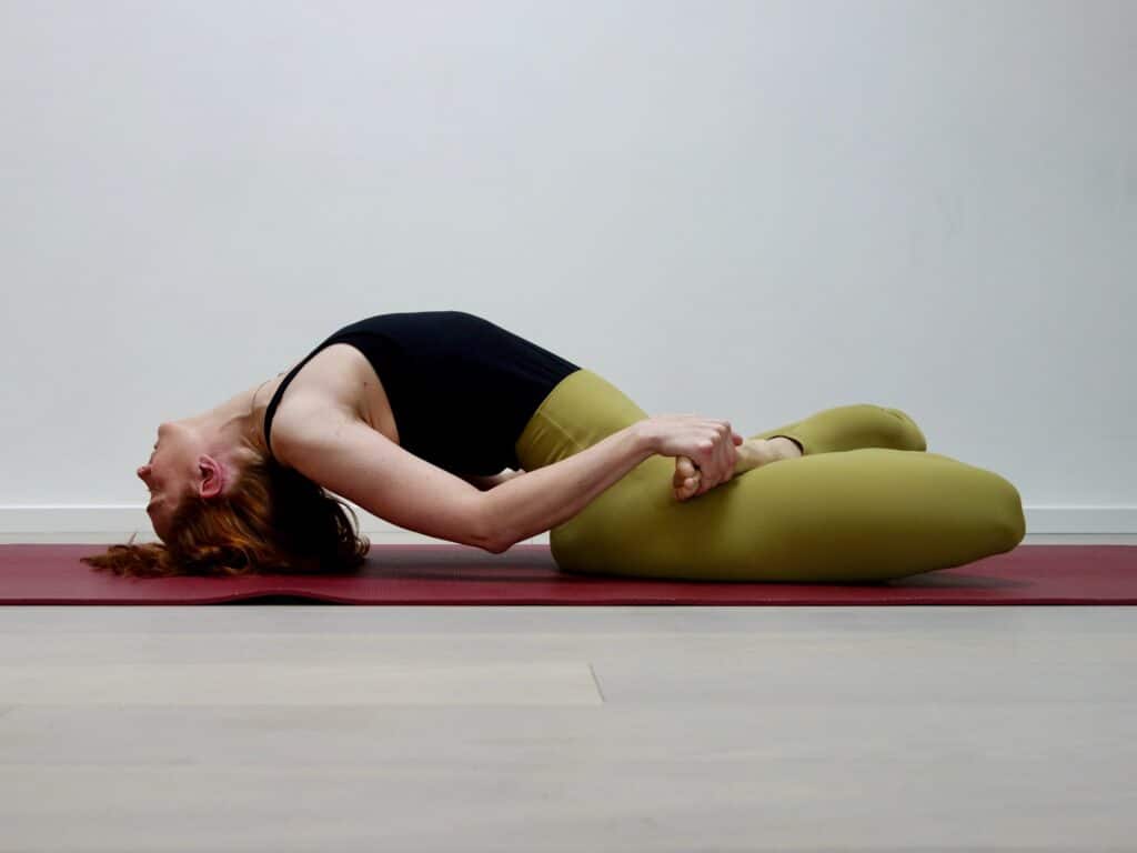 Yogalehrerin Helen Schoene in Yogapose Der Fisch
