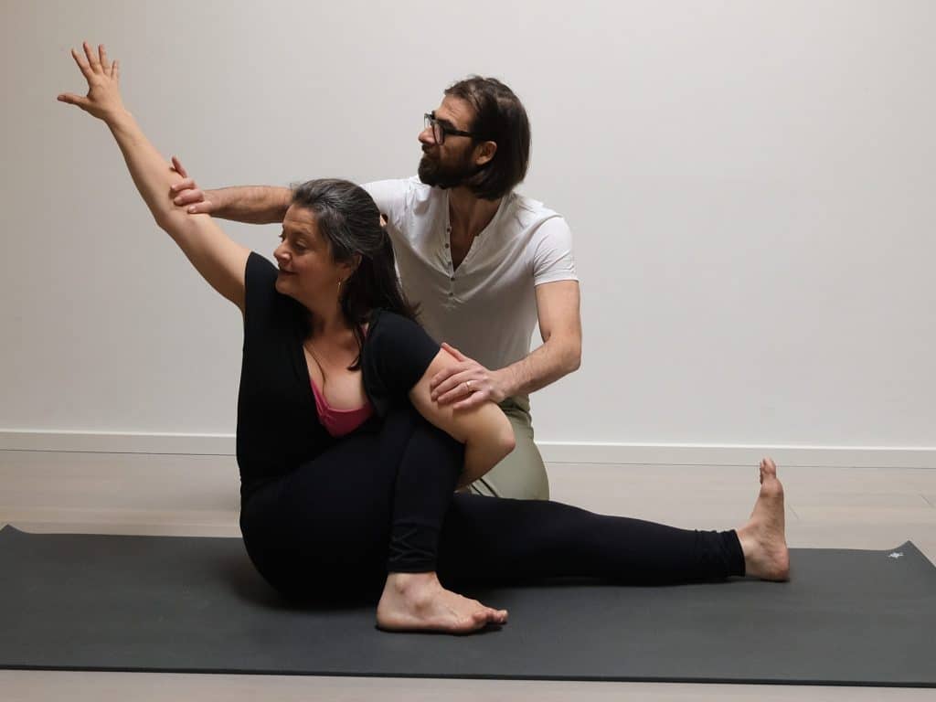 Sascha und Romana Delberg bei einer Yogaübung im Yogastudio Yogawerkstatt in Wien