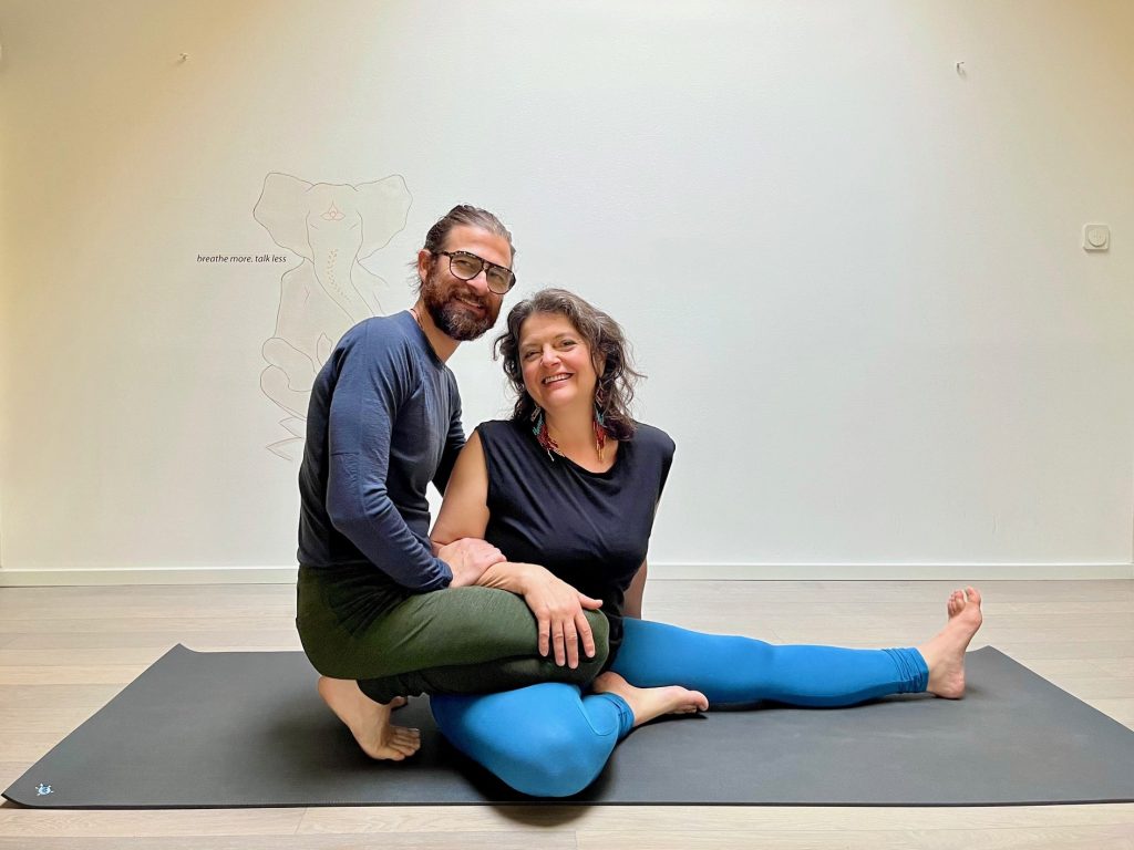 Yogalehrer Romana und Sascha Delberg in der Yogawerkstatt beim Experimentieren mit Yogapositionen