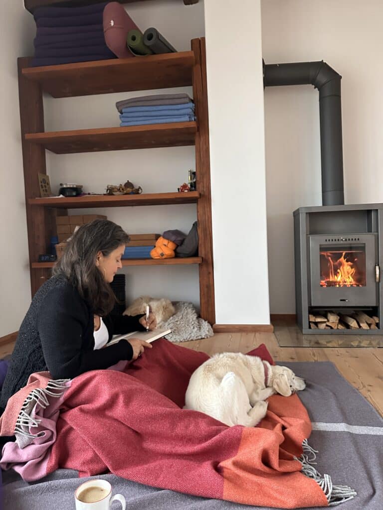Yogalehrerin Romana Delberg schreibt Notizen nach dem Yoga Nidra in der Ahnenzeit am Weltenhof.