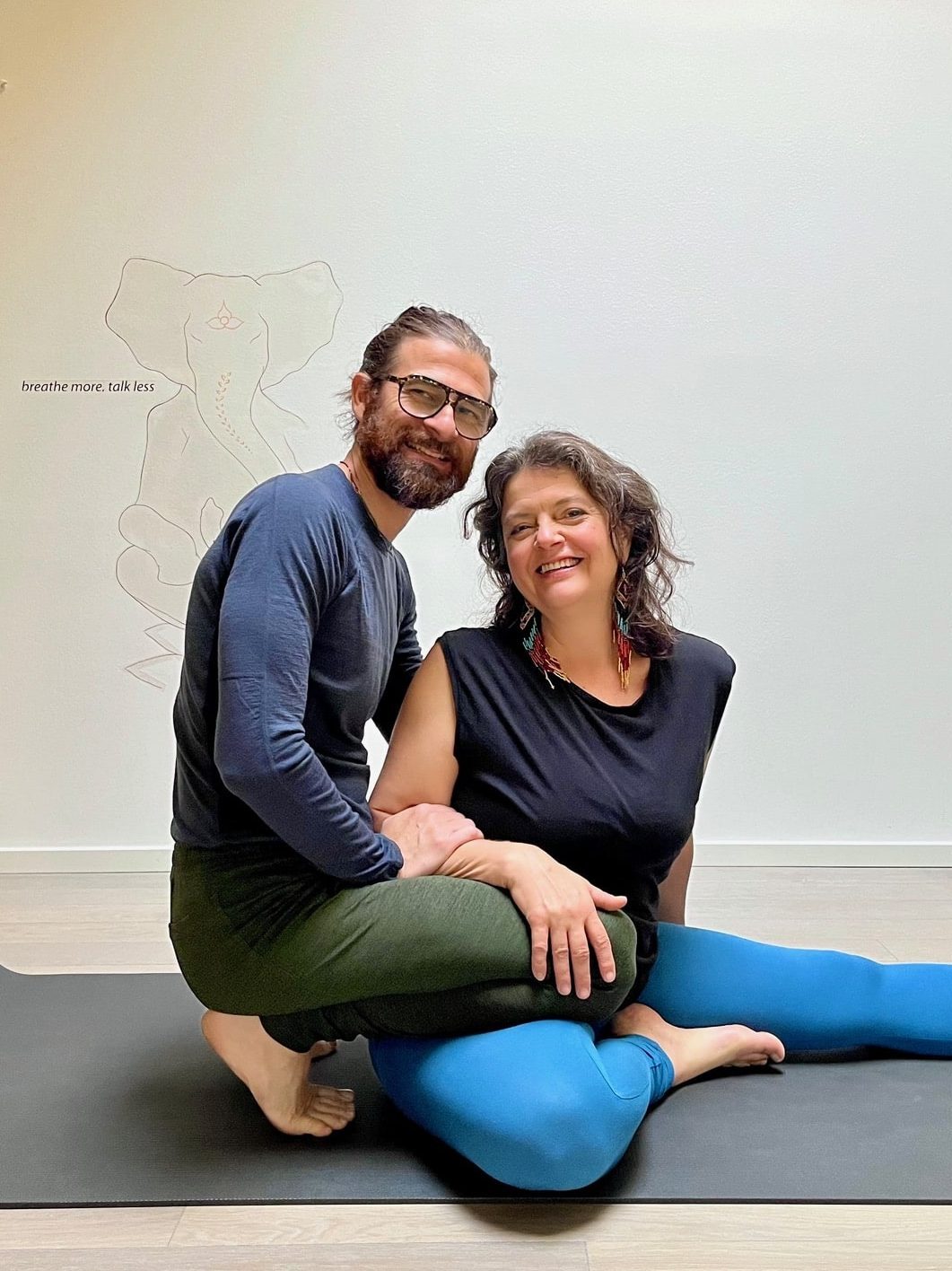 Yogalehrer Romana und Sascha Delberg in der Yogawerkstatt beim Experimentieren mit Yogapositionen