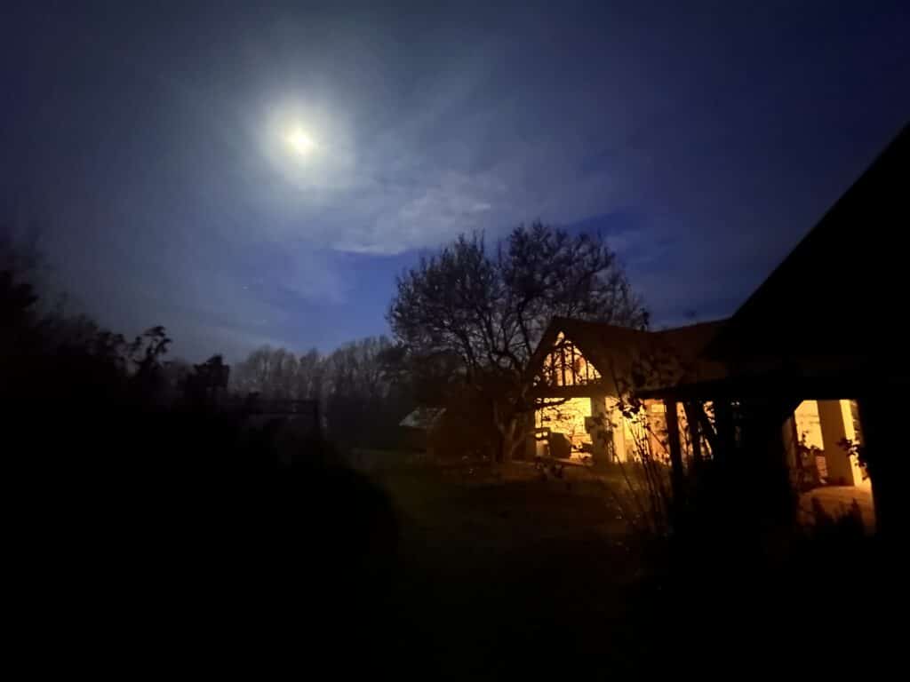 Der Weltenhof im Südburgenland in Abendstimmung während eines Yoga-Retreats.