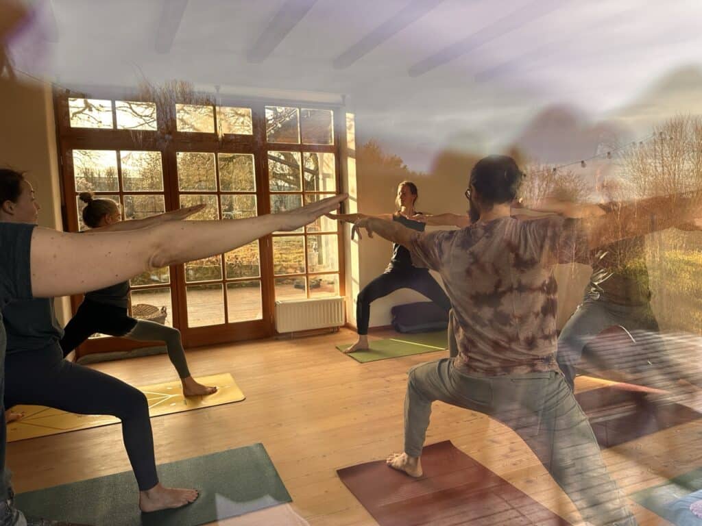 Spirituelle KriegerInnen bei der morgendlichen Yogapraxis am Weltenhof im Rahmen des Raunachtsretreats