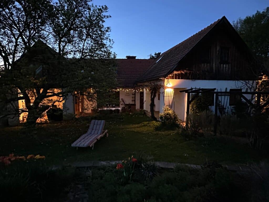 Blue hour am Weltenhof im Frühjahr. Abendessen unter Sternen und Uhudlertrauben