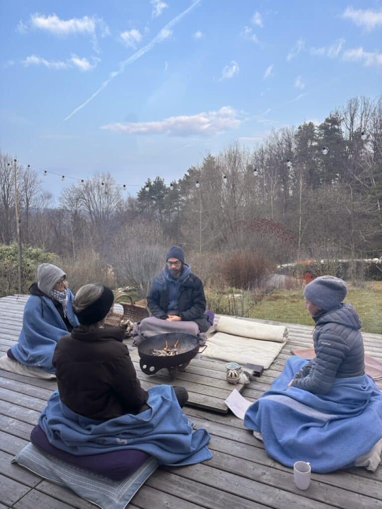 Morgenfeuer auf der Terrasse beim Yoga-Retreat auf dem Weltenhof im Südburgenland