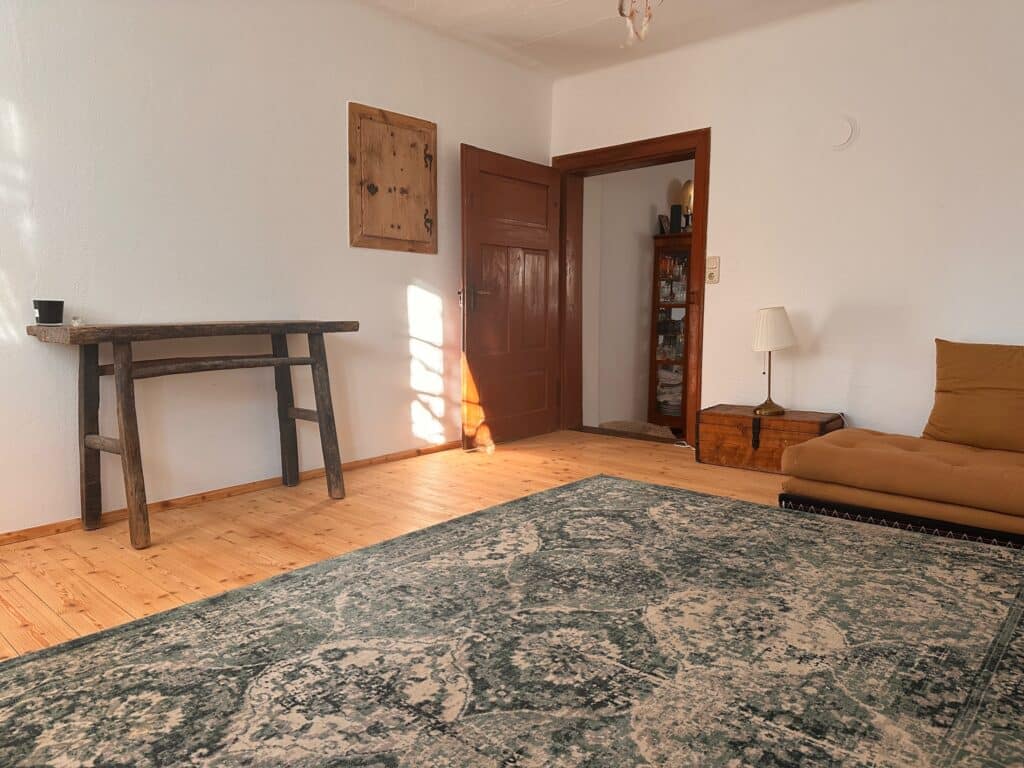 Unser Wohnzimmer. Wir nennen es das Schamanenzimmer - warum wissen wir ewigentlich nicht. Wir behaupten mal, dass es sich den Namen selbst ausgesucht hat, denn Wohnzimmer wird ihm nicht gerecht, dem Schamanenzimmer. Hinter dem kleinen Holztür'l verbirgt sich der "Spirit" des Hauses ... You come and check it out!