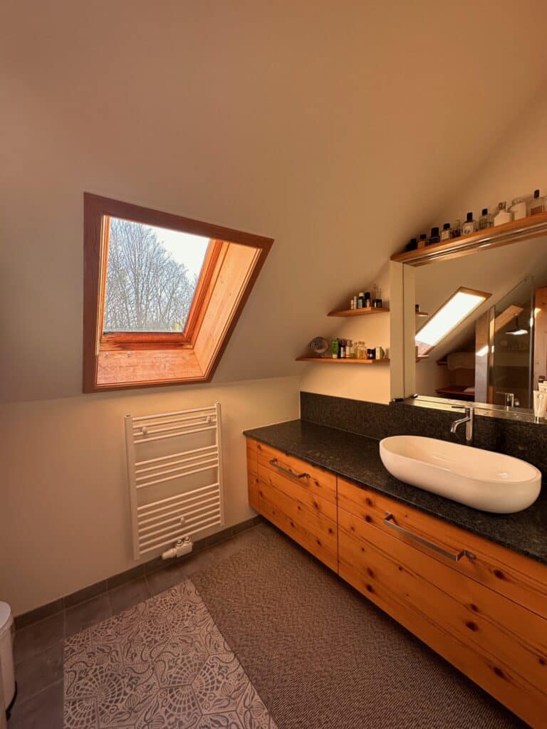 Hier lässt es sich duschen, salben, Gesicht pflegen. Das Badezimmer am Weltenhof haben wir komplett "designed" und neu machen lassen. Es ist sehr schön geworden, wie wir meinen und spannt einen Bogen zur Yogawerkstatt in Wien. Wem auffällt warum. kann uns das schreiben und wir widmen dem Gewinner ein Tomatenpflänchen, das ich heute auspflanze