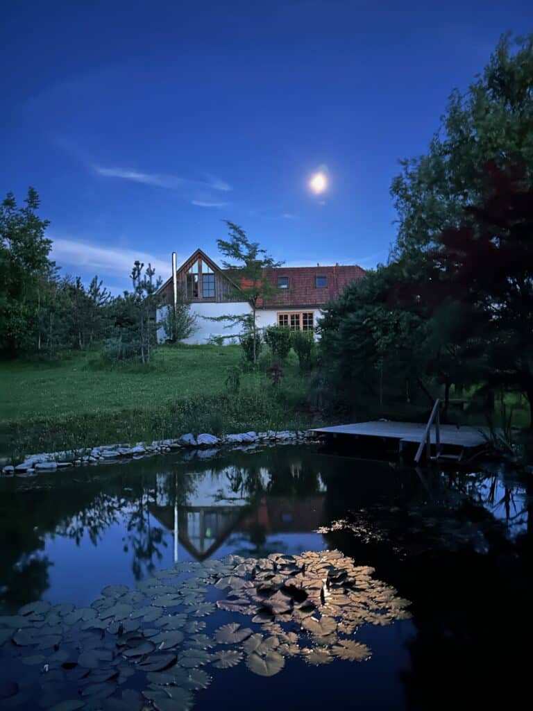 August Vollmond am Weltenhof - Der Vollmond im August wird traditionell als Getreidemond, Erntemond oder auch Kornmond bezeichnet.