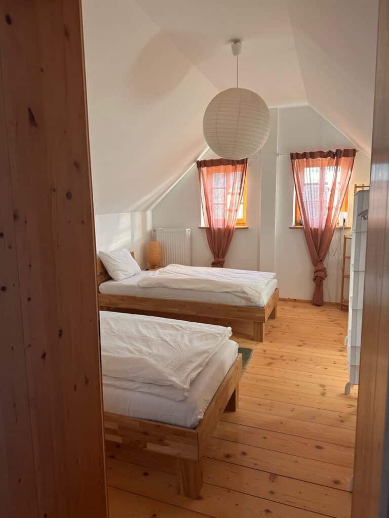 Das Feigenzimmer zur Südseite am Weltenhof. Warum Feige fragt sich manchEr. Weil man sie hier vom Baum pflücken und einfach in den Mund stecken kann. So schön kann Leben am Weltenhof sein