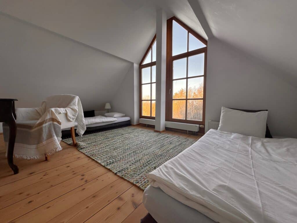 Diese Zimmer ist gewissermassen unser Prachtstück. Der Ausblick ist phänomenal. Und es schläft sich gut auf den allerbesten Futonmatrazen aller Welten