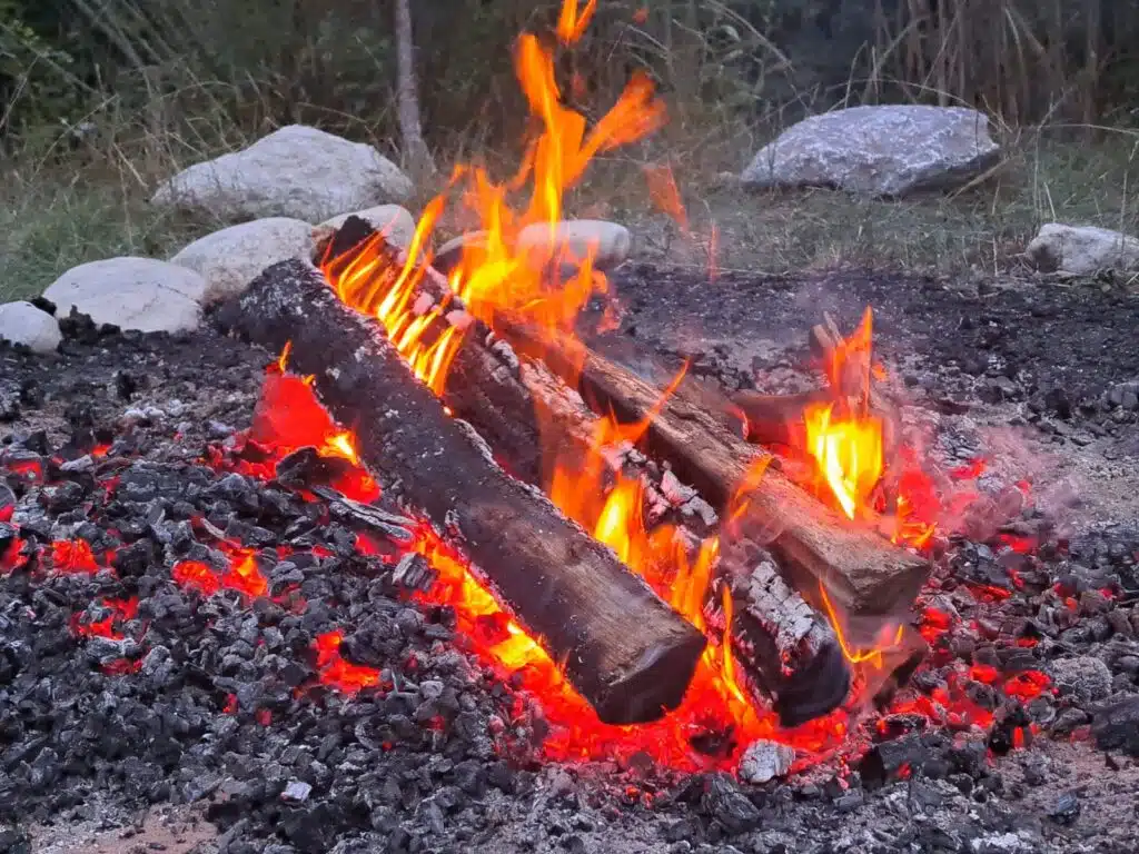 Fire holy Fire burning through the night am Welthof. Bei uns werden Feuerzeremonien zelebriert. Die Elementarkräfte zelebrieren
