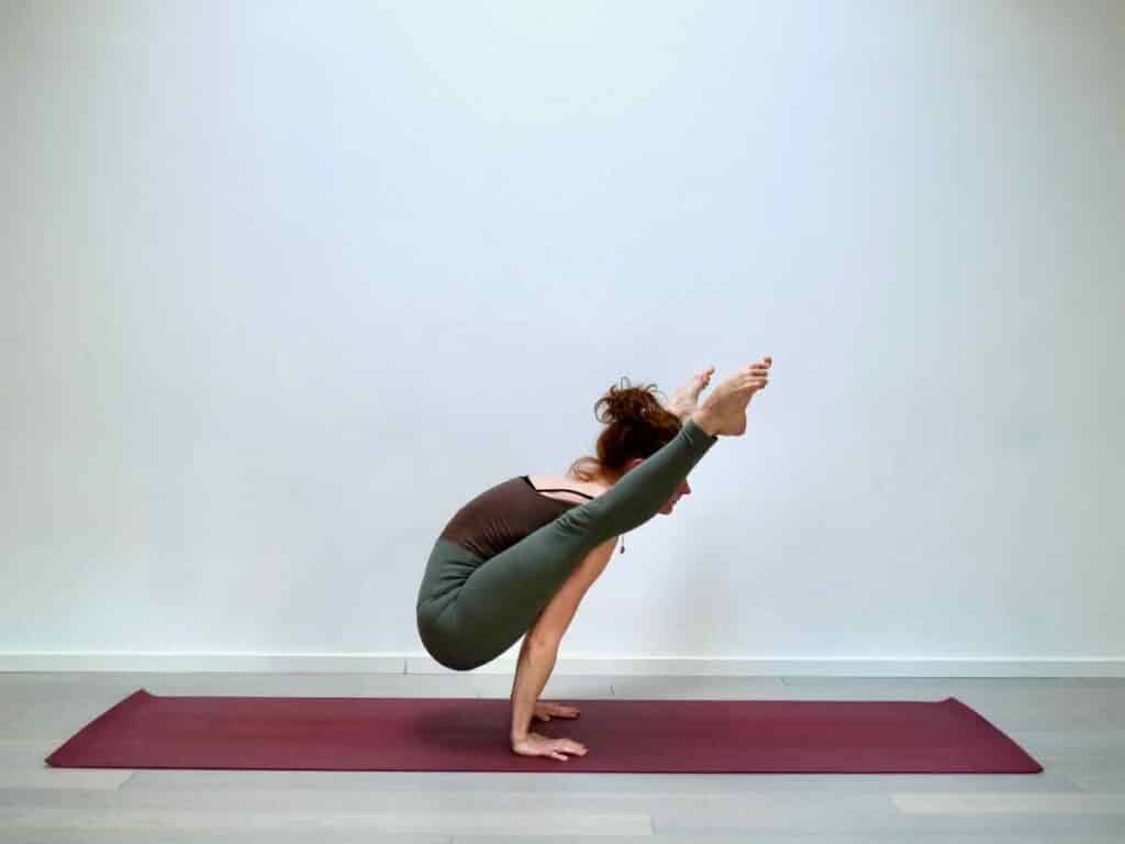 Helen Schoene in der YogastellungTitibhasana