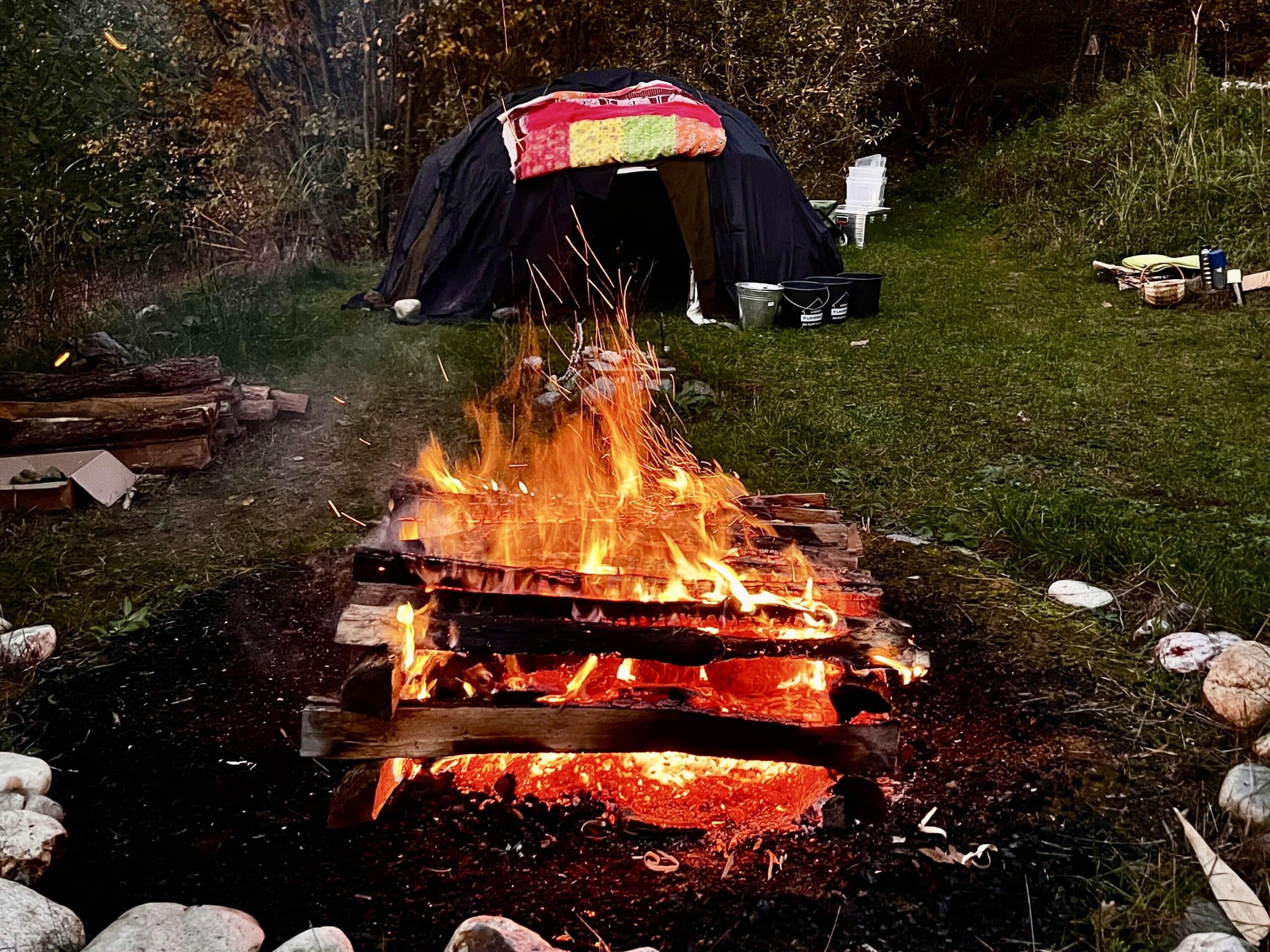 Sweatlodge, Schwitzhütte, Natursauna. Spirituelles Ritual des Übergangs, der Reinigung, der Bewusstheit und Klarsicht. Einige unserer Retreats am Weltenhof erfreuen sich an diesem herrlichen Ritual. 