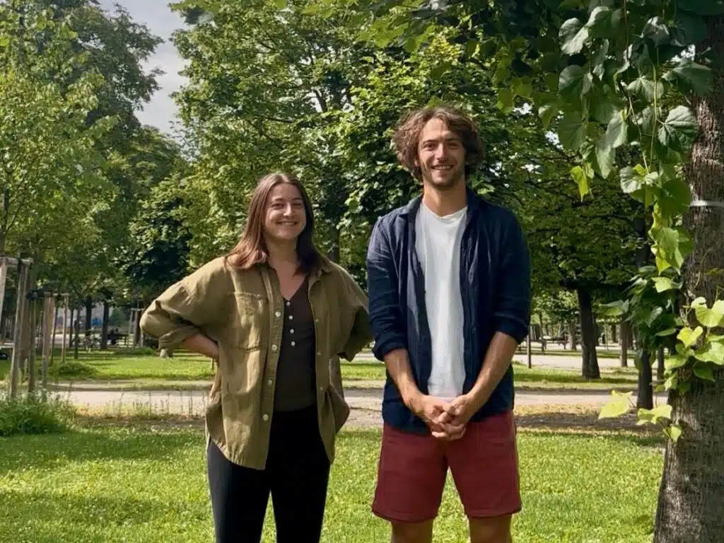 Laura Weidinger und Max Stein stehen nebeneinander auf einer Wiese