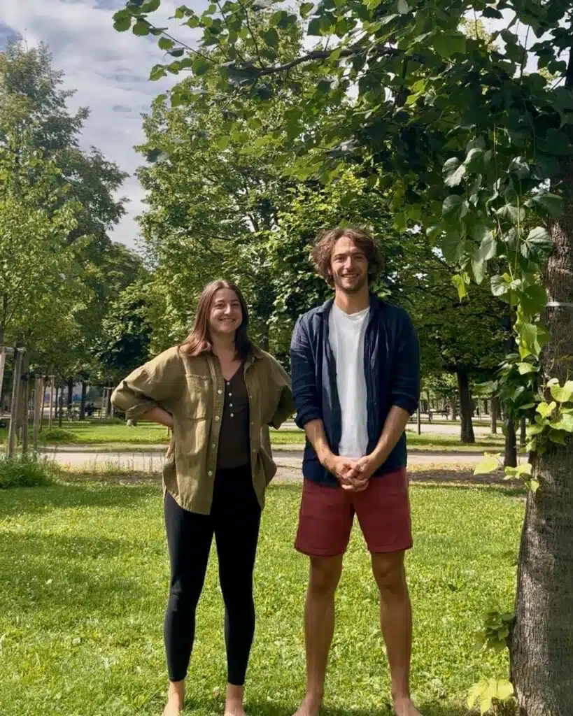 Laura Weidinger und Max Stein stehen nebeneinander auf einer Wiese