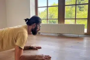Sascha zeigt eine Übung für ein sicheres und gesundes Üben mit Yogapositionen