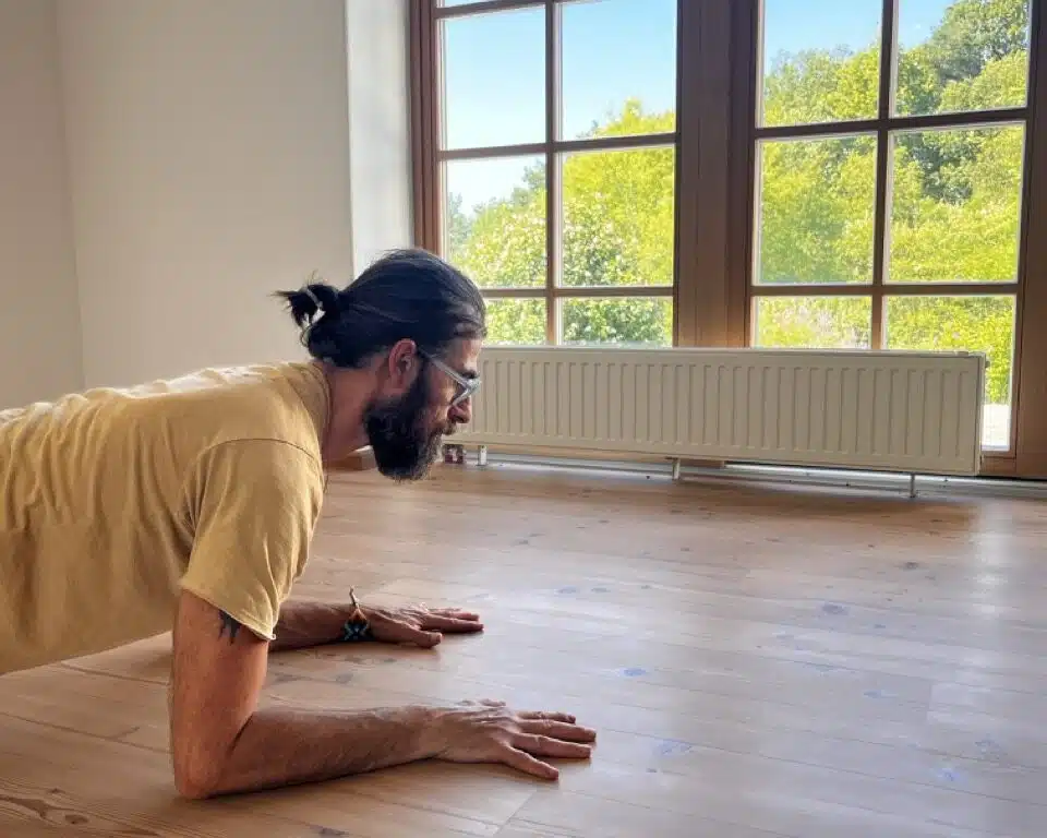 Sascha zeigt eine Übung für ein sicheres und gesundes Üben mit Yogapositionen