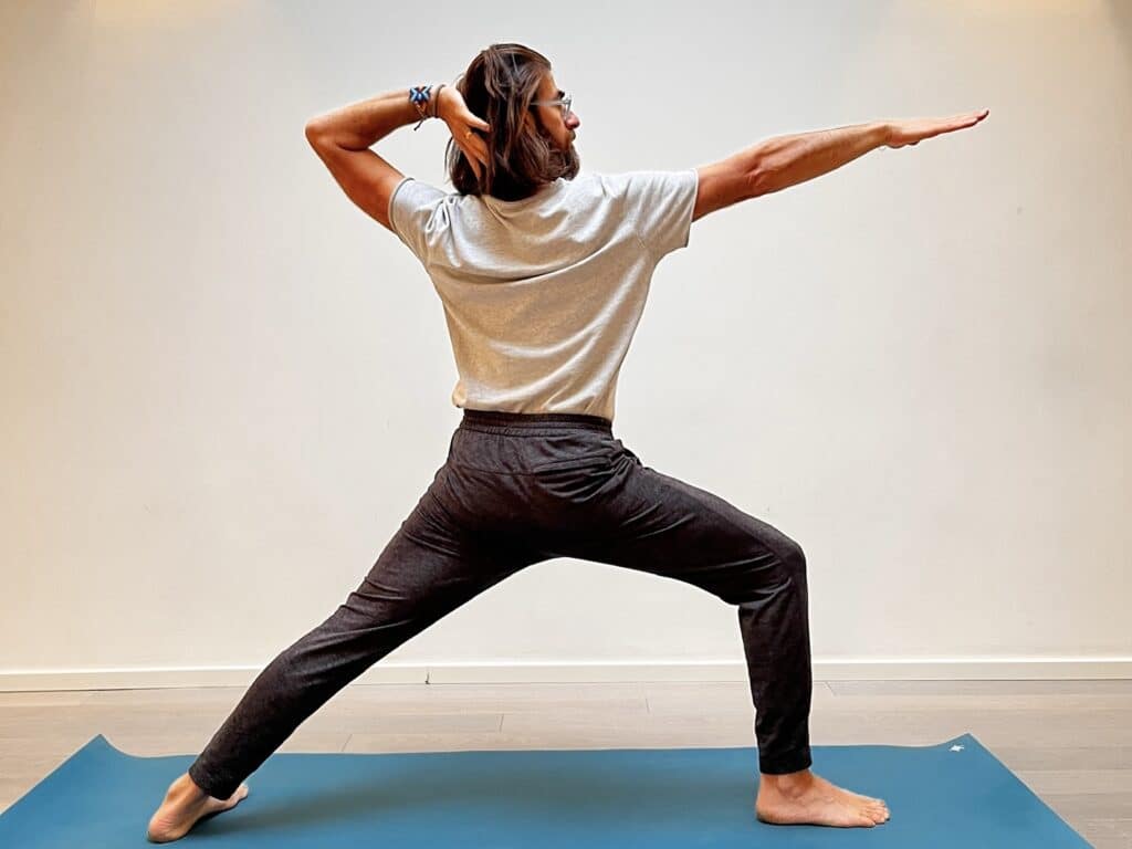 Sascha Delberg in der Yogawerkstatt Wien zeigt eine Abwandlung für die Schulter und Nacken für seinen Kurs und Workshop für bewusstes Bewegen.