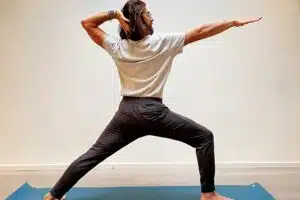 Sascha Delberg in der Yogawerkstatt Wien zeigt eine Abwandlung für die Schulter und Nacken für seinen Kurs und Workshop für bewusstes Bewegen.