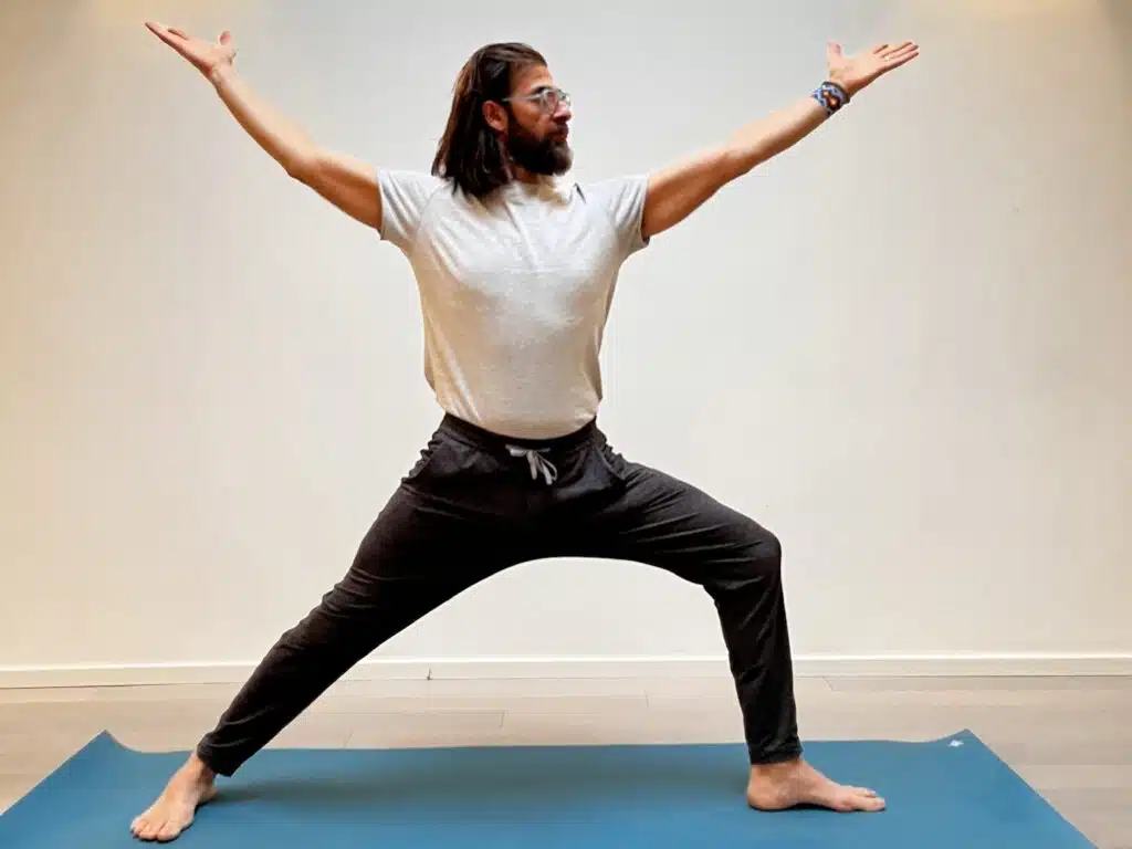 Sascha Delberg in der Yogawerkstatt Wien zeigt eine Variante für Nacken und Schultern für seinen Kurs und Workshop bewusst bewegen.