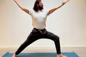Sascha Delberg in der Yogawerkstatt Wien zeigt eine Variante für Nacken und Schultern für seinen Kurs und Workshop bewusst bewegen.