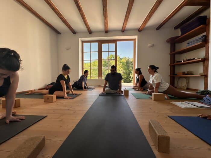 Sascha Delberg unterrichtet die Yogalehrerausbildung Yoga-Intensivtraining in der Kleingruppe beim Retreat auf dem Weltenhof