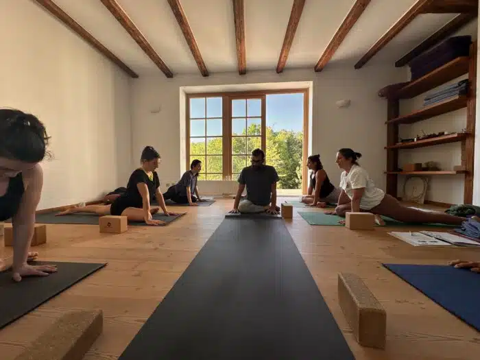 Sascha Delberg unterrichtet die Yogalehrerausbildung Yoga-Intensivtraining in der Kleingruppe beim Retreat auf dem Weltenhof