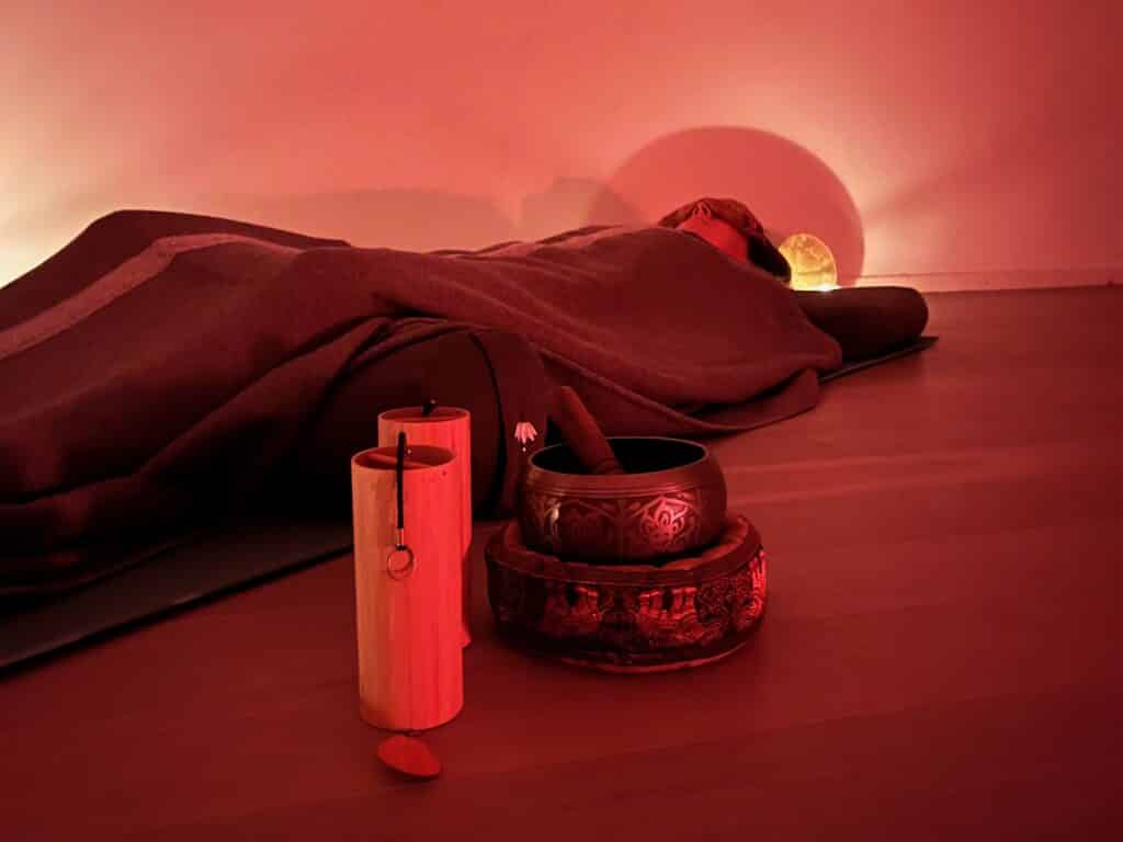 Kristina, Yogalehrerin, im Yoga Nidra, Mit Klangschale im Vordergrund