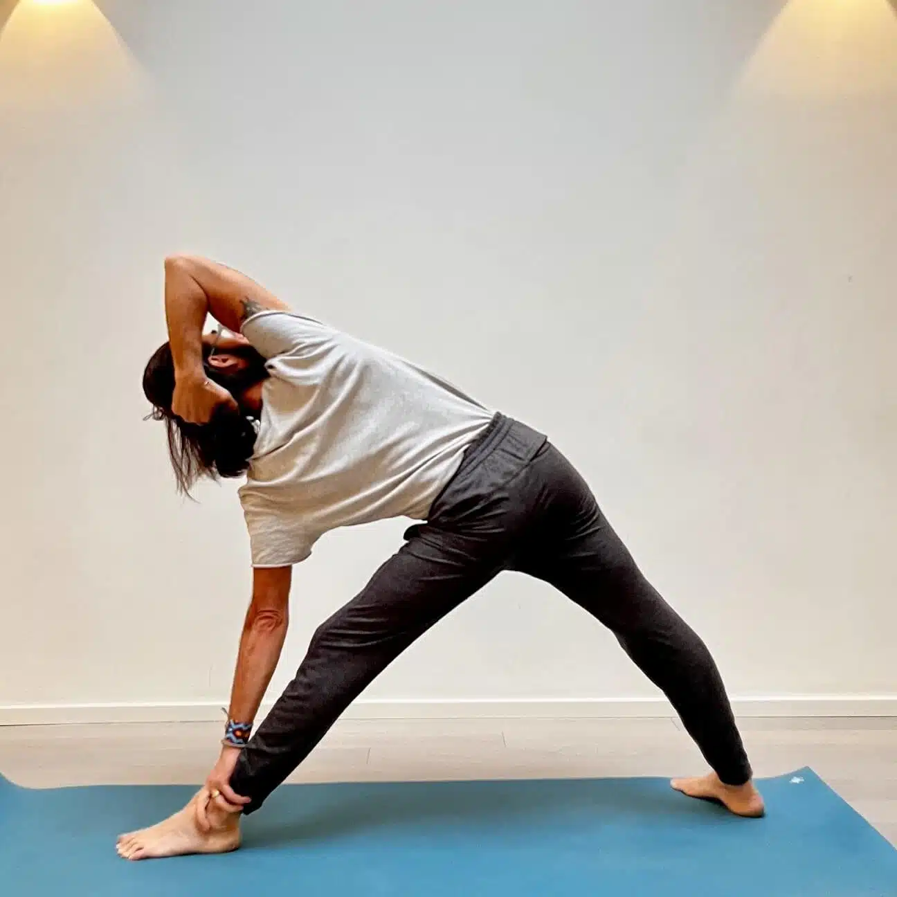 Sascha Delberg in der Yogawerkstatt Wien zeigt eine Yogastellung für seinen Workshop und Kurs für bewusstes Bewegen.