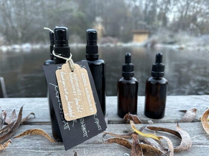 Unsere Hautöl-Essenz No. 1 wird in kleinsten Chargen bei uns Hof in Welten im Südburgenland handgerührt und besteht aus vier biologischen Pflanzenölen.