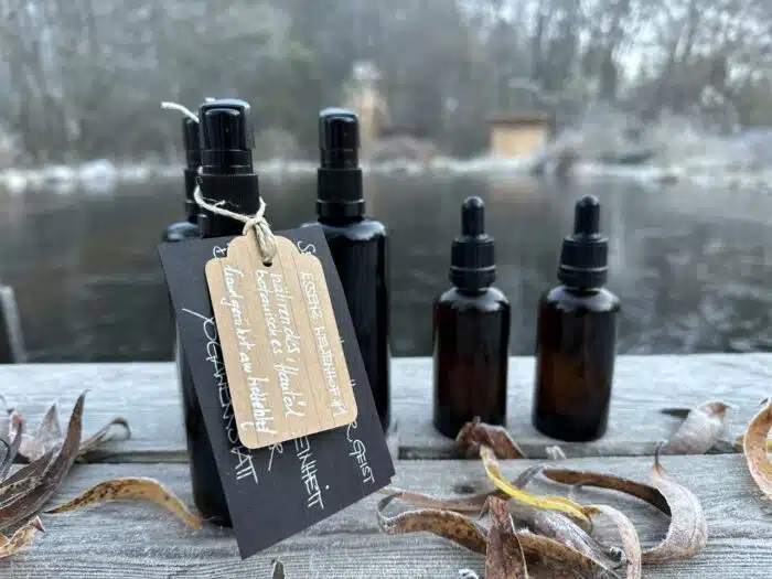 Unsere Hautöl-Essenz No. 1 wird in kleinsten Chargen bei uns Hof in Welten im Südburgenland handgerührt und besteht aus vier biologischen Pflanzenölen.