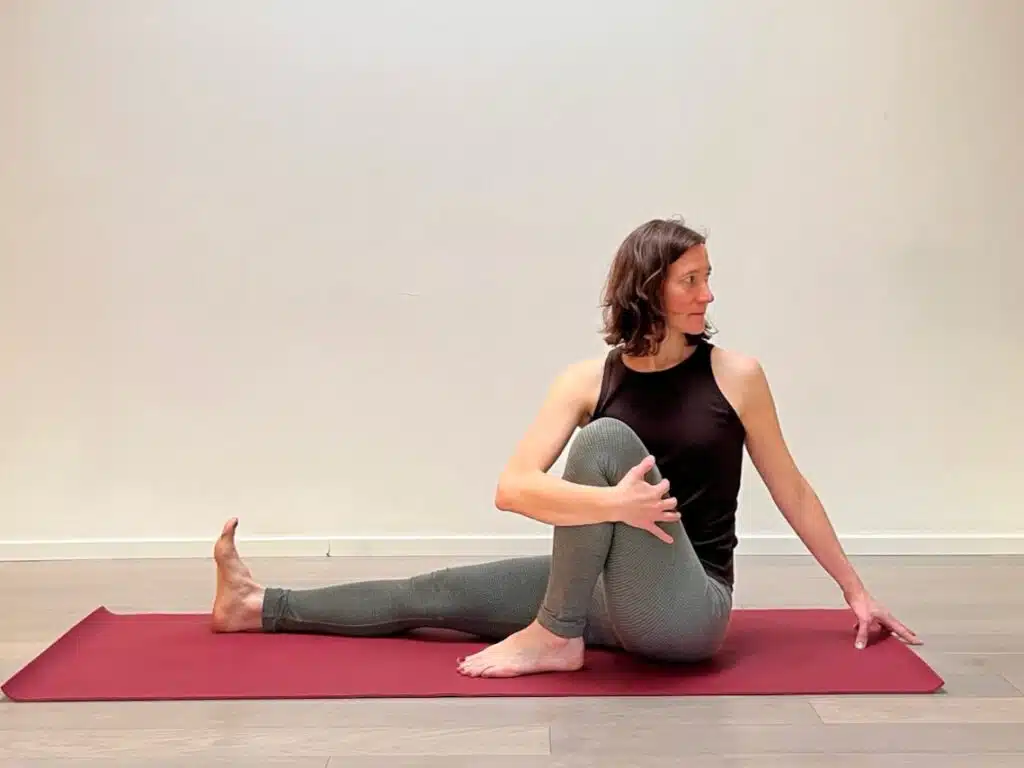 Kristina Hammer zeigt einen Drehsitz in der Yogawerkstatt für ihren Kurs für Unbewegliche