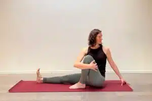 Kristina Hammer zeigt einen Drehsitz in der Yogawerkstatt für ihren Kurs für Unbewegliche